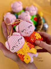 Knitty Critters - Pigs In Blanket - Daisy & Duke | DIY Amigurumi Crochet Kit